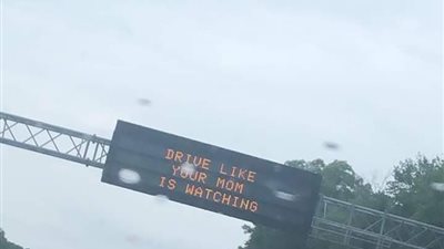 أمريكا تحتفل بعيد الأم بلافتة على الطرقات: “سوق كأن أمك تشاهدك” (صورة)