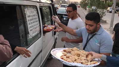 بعد النوتيلا.. شباب المعادي يوزعون “كريب” على الصائمين (صور)