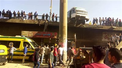 مصرع وإصابة 4 أشخاص في اصطدام أتوبيس بسور دائري المرج (صور)
