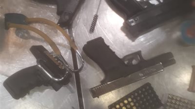 إحباط محاولتى تهريب 3 طبنجات وكمية من أدوات التجميل بمطار القاهرة