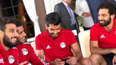 محمد صلاح يداعب صالح جمعة الملتزم (صورة)