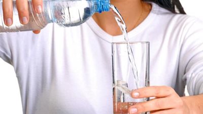 خبير تغذية: “كوب ماء كل ساعة بعد فطار رمضان يحميك من السكتات الدماغية” (تدوينة)