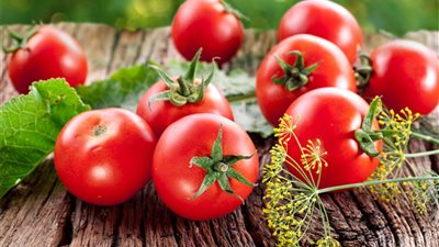 مع ارتفاع درجات الحرارة.. تجنب أضرار الشمس على جلدك بـ”الطماطم”!