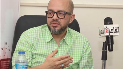 الساخر من رحم الكآبة ومؤرخ صنايعية مصر والمُنتشي بـ كحل وحبهان.. عُمر طاهر يحكي لـ القاهرة 24 فصول من قصة حياته التي لم تُكتب