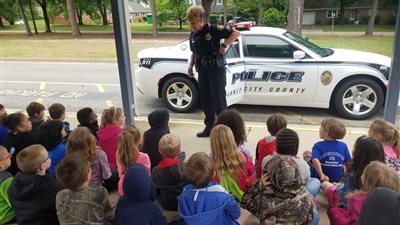 مدرسة أمريكية تستقدم ضابط شرطة لإعطاء درس أسبوعي للأطفال (صورة)