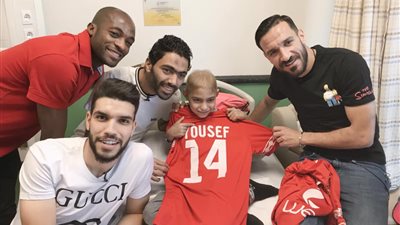 نجوم الأهلي يلبون دعوة الطفل يوسف ويزورون مستشفي 57357 (صور)