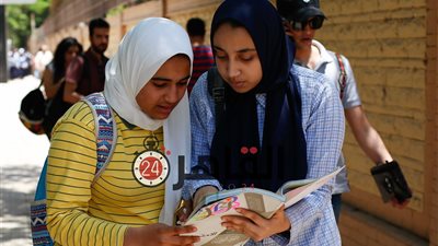 طلاب أولى ثانوي يؤدون امتحان العربى ورقيًا و”سيستم الوزارة” معطل