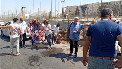 شاهد انفجار جسم غريب في اتوبيس سياحي بالقرب من المتحف الكبير بالجيزة (فيديو)