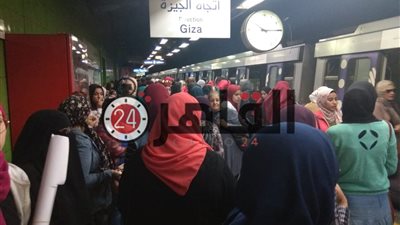 تكدس المواطنين في الخط الثاني للمترو عقب محاولة انتحار شاب بمحطة رمسيس