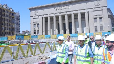 “الوزير” للعاملين بالخط الثالث للمترو: سأفاجئكم صباحًا ومساءً لمتابعة معدلات التنفيذ (صور)