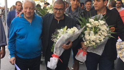 بالورد والطبل والمزمامير.. مرتضي منصور يستقبل بعثة نهضة بركان بالمطار (صور)