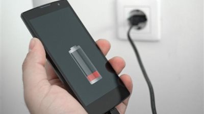 صعق طفلة بالكهرباء بعد وضع شاحن هاتف في فمها