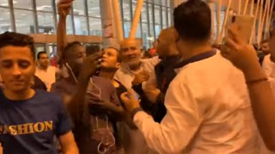 الجمهور يحاصر محمد رمضان في مطار القاهرة.. والأخير:”مع أنها ساعة فطار” (فيديو)