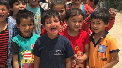 عمرو يوسف وكندة علوش في زيارة لمخيم اللاجئين السوريين في لبنان (صور)