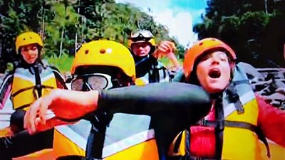 شاهد بشرى وهي تواجه غوريلا رامز في الشلال بالصراخ (فيديو)