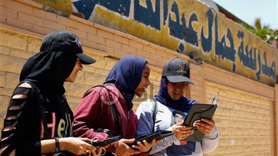 طلاب أولى ثانوى يؤدون امتحان مادة الرياضيات على التابلت