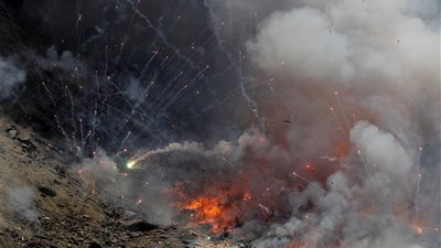لحظة إعدام مئات الآلاف من الألعاب النارية في الصحراء بعد ضبطها من الجمالية والموسكي (فيديو)