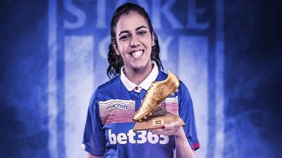 دينا الرفاعي تهنئ سارة عصام لحصولها على الحذاء الذهبي