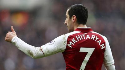 توقيف جماهير آرسنال في باكو بسبب قمصان مخيتاريان (فيديو وصور)