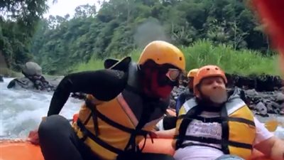 أحمد رزق يبصق على رامز جلال بعد مقلب الشلال (فيديو)  