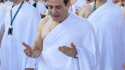 السيسى يؤدى مناسك العمرة.. ويحيي المواطنين داخل الحرم المكى (صور)