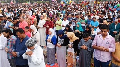 كيفية صلاة عيد الفطر.. ورأي الإفتاء في اختلاط الرجال بالنساء أثناء أدائها؟