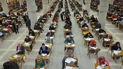 ياما في الامتحانات مظاليم.. تبول وخلع ملابس واعتداءات “المراقب يعمل اللي هو عاوزه”