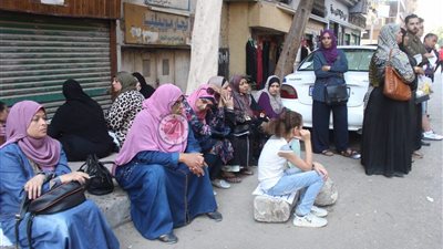 انتظار أهالي طلاب الثانوية العامة انتهاء امتحان اللغة الأجنبية الأولى (فيديو)