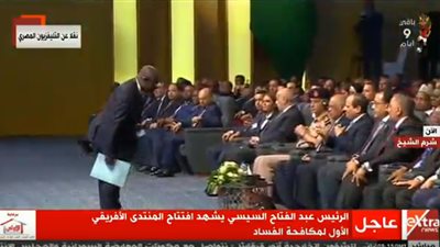 رئيس اتحاد مكافحة الفساد في أفريقيا يقدم التحية للرئيس السيسي على الطريقة الإفريقية