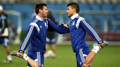 ميسي يلتقط سيلفي مع أجويرو “النائم” (صورة)