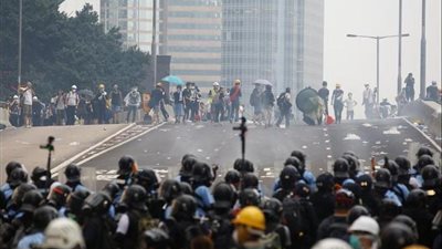 اشتباكات عنيفة بين المتظاهرين والشرطة في هونغ كونغ