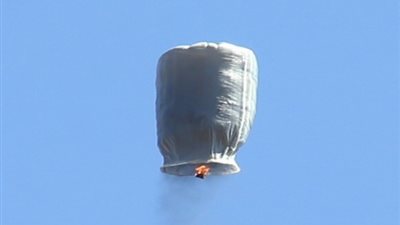 “البالونات الحارقة” تضع الفلسطينيين بين سندان الأزمة الاقتصادية ومطرقة الاحتلال