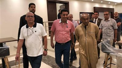 بالجلابية والكوتشي.. أحمد أحمد يتفقد ستاد القاهرة استعدادًا لحفل افتتاح أمم إفريقيا (صور)
