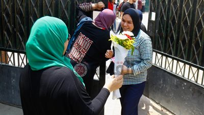“عظمة على عظمة ياست”.. سومة تنتظر ابنتها بـ “بوكيه ورد” أمام لجنة الثانوية العامة (فيديو)