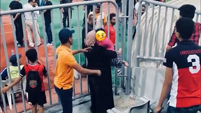 شاهد عيان يكشف حقيقة مساعدة محمد صلاح لسيدة في ودية تنزانيا (صورة)