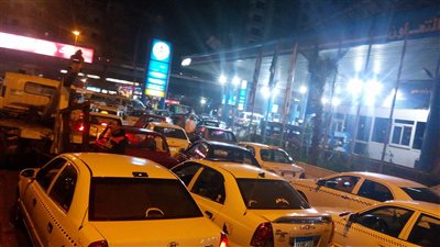 بعد رفع سعر تذاكر المترو.. تكدس السيارات أمام محطات “البنزين”