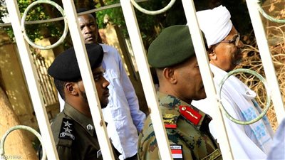 عمرو أديب يعلق على أول ظهور لـ”البشير” عند اقتياده للتحقيق معه (فيديو)