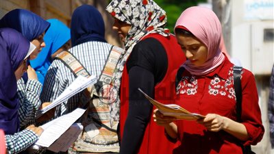 طلاب الثانوية العامة يبدأون امتحانات الأحياء والديناميكا والفلسفة
