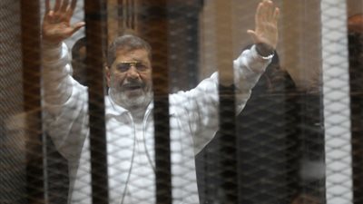 تأجيل محاكمة محمد مرسي و٢٣ آخرين بـ” التخابر مع حماس” لغدا
