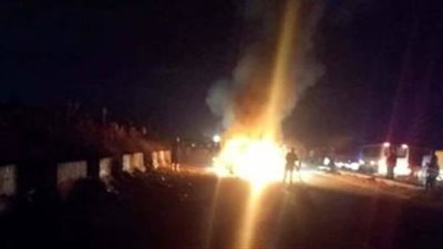 اشتعال سيارة أعلى الدائري المؤدي للهرم يتسبب في غلق الطريق