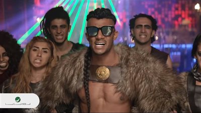 “على طريقة الحرب العالمية التالتة”.. روتانا تطرح كليب “بابا” لمحمد رمضان (فيديو)