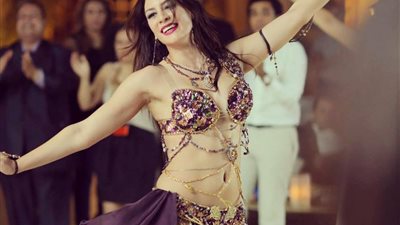 صورة مثيرة لـ”الراقصة المهندسة” إيمي سلطان بالبكينى في حمام السباحة