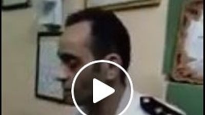 شاهد.. القبض على شخص مرتديًا زي ضابط مرور (فيديو)