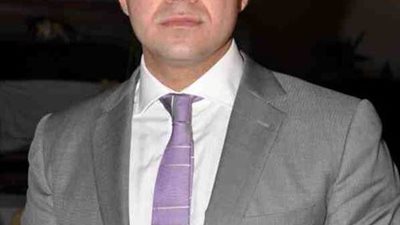 رئيس البورصة يرثي والده: “حولت أسوأ ما فينا إلى أحلاه”