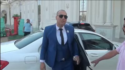 سيارة مرسيدس وحرس خاص.. لحظة دخول مدرس فلسفة لقاعة أفراح بالهرم فجر يوم الامتحان (فيديو)