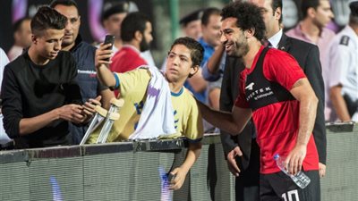 شاهد رسم تجسيدي لوجه محمد صلاح أمام استاد القاهرة (صورة)