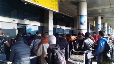 إعلامي يكشف: عمليات التهريب تتم بمساعدة موظفين في المطار تسهل تمرير المسافرين بدون تصاريح