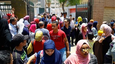 تباين آراء طلاب الثانوية العامة حول امتحاني التاريخ والفيزياء