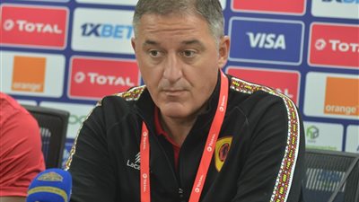 شاهد| مدرب منتخب أنجولا يزور غرف خلع ملابس ستاد السويس (صور)