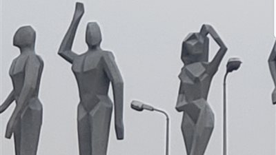 على غرار مونتريال.. تماثيل الرحاب الجديدة تثير سخريه سكانها: “شكله يخوف بالليل” (صور وفيديو)